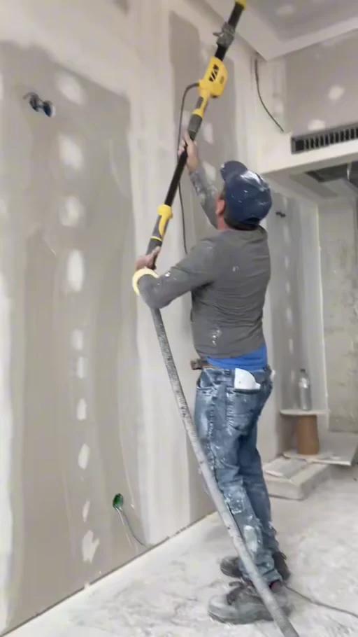 Profissional a lixar e preparar superfícies