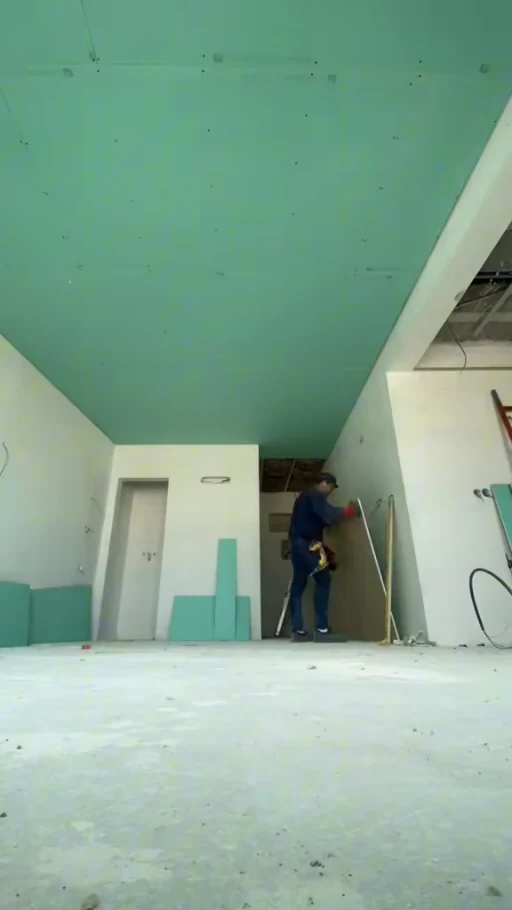 Estrutura e teto em gesso cartonado em execução